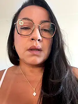 Snapshot of lucy_luu_ chatting on September 2025 01:00:01 PM lucy luu online show from September 2025 01:00:01 PM