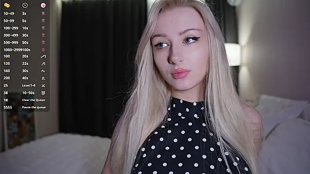 CatchMe1 online show from October 2025 06:25:02 PM