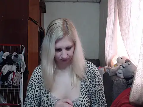 Snapshot of BustyBlond chatting on January 2025 10:06:01 AM BustyBlond online show from January 2025 10:06:01 AM