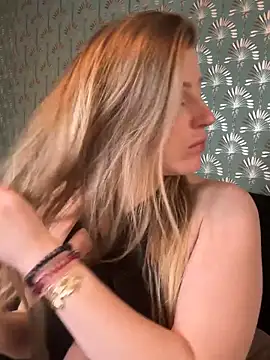 FoxyFrenchy online show from November 2025 07:18:01 PM