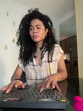 GabriSaenz online show from December 2024 10:40:02 PM