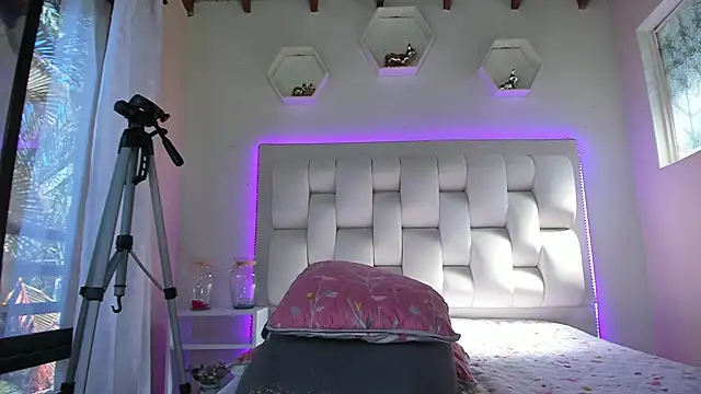 shanakendall online show from January 2025 08:04:01 PM