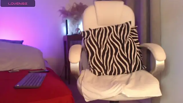 Naia Ross 1 online show from April 2026 11:28:01 PM