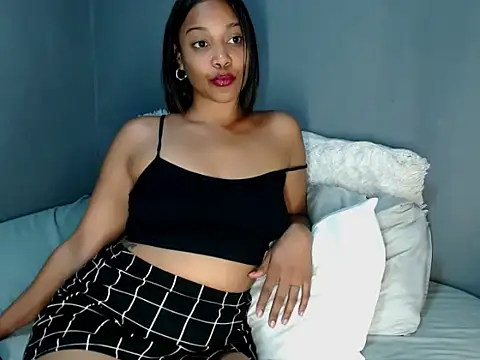 Snapshot of _MoniqueLovay_ chatting on October 2025 04:22:02 AM MoniqueLovay online show from October 2025 04:22:02 AM