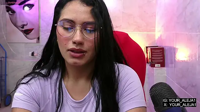 Snapshot of LauraRuiz1 chatting on May 2026 11:01:04 PM LauraRuiz1 online show from May 2026 11:01:04 PM