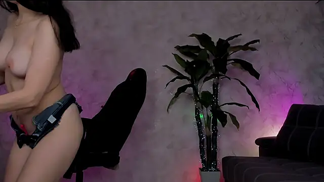 Snapshot of Emma7 chatting on May 2026 04:07:02 AM Emma7 online show from May 2026 04:07:02 AM