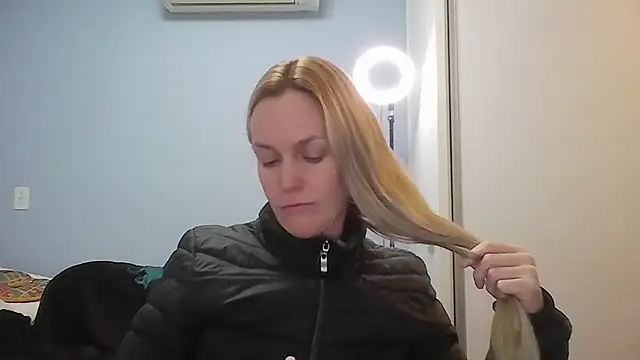 Annylove1 online show from June 2026 12:29:01 PM