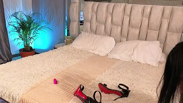 Miaparkerss  online show from September 2025 11:41:01 PM