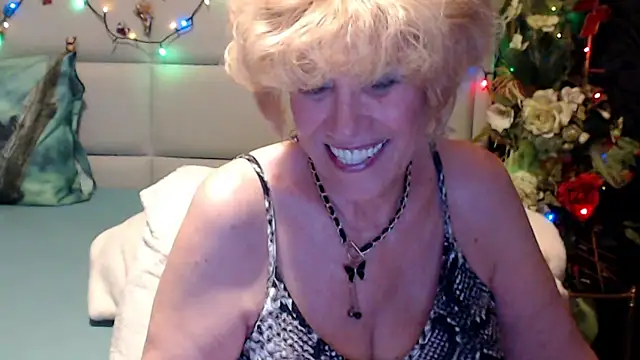 Snapshot of HappyWomanOn chatting on June 2026 08:25:02 PM HappyWomanOn online show from June 2026 08:25:02 PM
