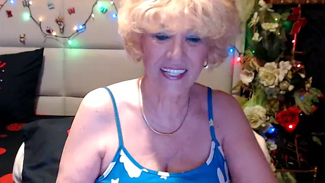 Snapshot of HappyWomanOn chatting on June 2026 09:33:02 AM HappyWomanOn online show from June 2026 09:33:02 AM