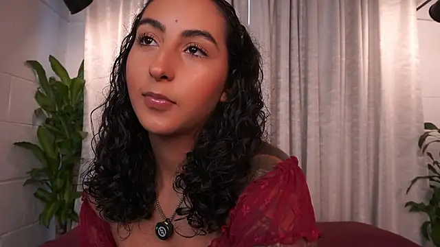 Snapshot of agatha_collins_ chatting on April 2026 06:33:02 PM agatha collins online show from April 2026 06:33:02 PM