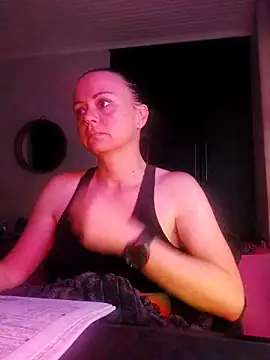 Snapshot of MrsBunnyBum chatting on May 2026 06:33:01 AM MrsBunnyBum online show from May 2026 06:33:01 AM