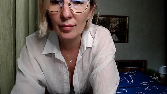 Snapshot of sensualEmilia chatting on May 2026 07:28:02 AM sensualEmilia online show from May 2026 07:28:02 AM