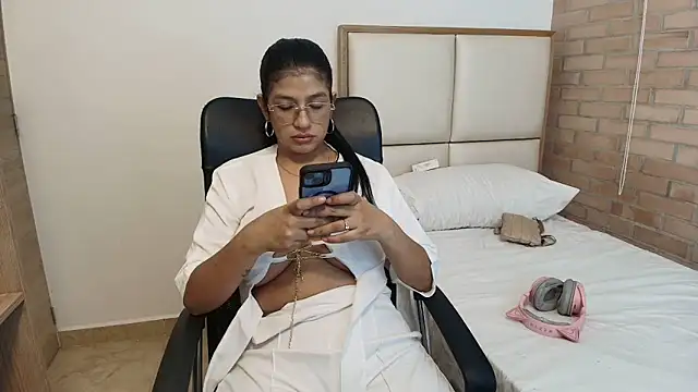 sara2520 online show from April 2026 12:00:01 AM