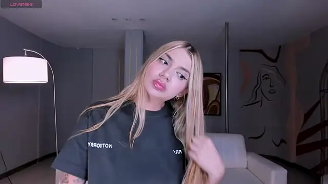 NiaHolland online show from September 2025 06:29:02 PM