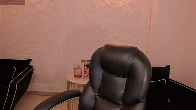 Snapshot of MollyJones_ chatting on July 2026 12:01:02 PM MollyJones online show from July 2026 12:01:02 PM