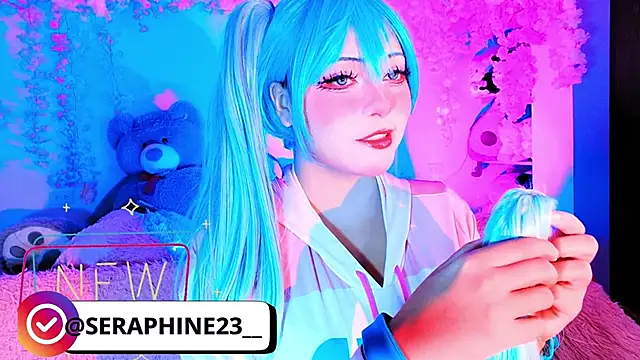 seraphine23 online show from November 2025 01:08:02 AM