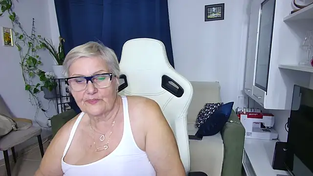 Snapshot of Selenna57 chatting on April 2026 05:48:02 PM Selenna57 online show from April 2026 05:48:02 PM