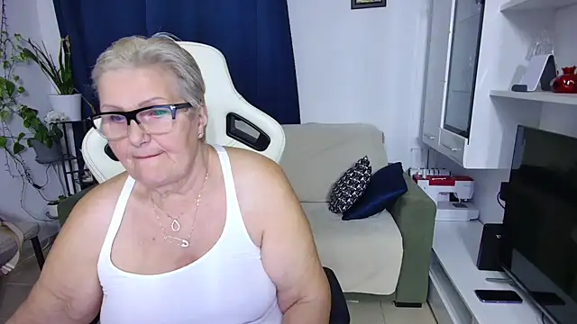 Snapshot of Selenna57 chatting on April 2026 05:25:01 PM Selenna57 online show from April 2026 05:25:01 PM
