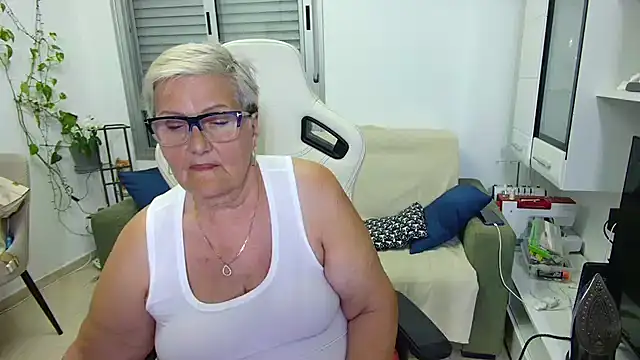 Snapshot of Selenna57 chatting on May 2026 05:42:04 PM Selenna57 online show from May 2026 05:42:04 PM