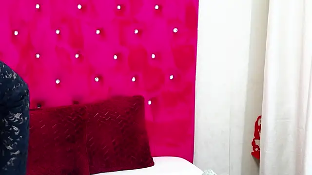 Snapshot of LoraDelNiro chatting on December 2024 07:43:02 PM LoraDelNiro online show from December 2024 07:43:02 PM