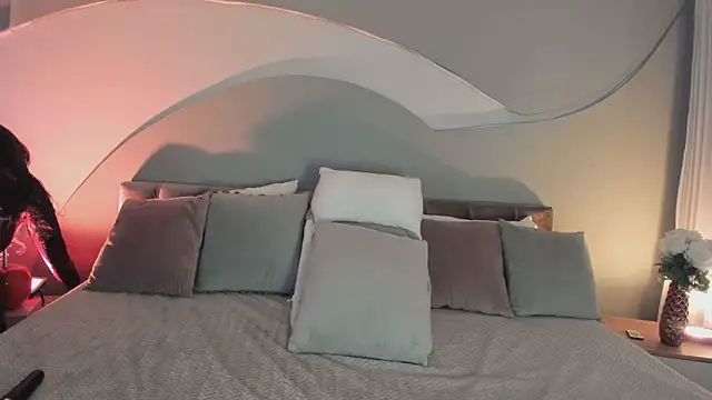 Nicolle W online show from November 2025 11:34:02 AM