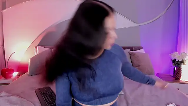 Nicolle W online show from April 2026 11:49:01 AM