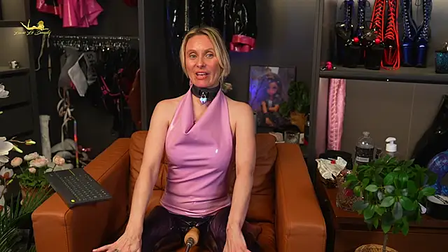 lacie le beauty online show from December 2024 08:11:01 PM