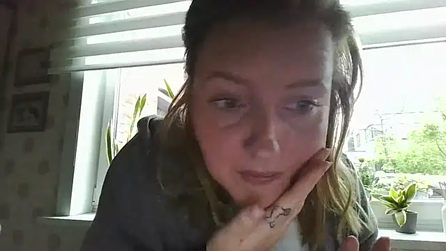 Snapshot of LiquidLeonie chatting on May 2026 06:52:01 AM LiquidLeonie online show from May 2026 06:52:01 AM