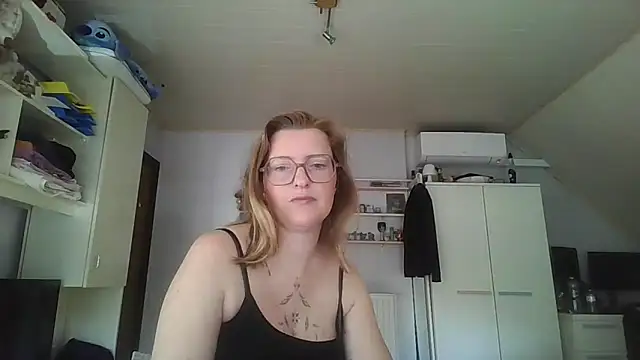 Snapshot of LiquidLeonie chatting on May 2026 06:20:01 AM LiquidLeonie online show from May 2026 06:20:01 AM