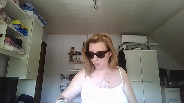 Snapshot of LiquidLeonie chatting on May 2026 09:50:02 AM LiquidLeonie online show from May 2026 09:50:02 AM