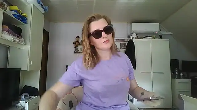 Snapshot of LiquidLeonie chatting on May 2026 07:50:01 AM LiquidLeonie online show from May 2026 07:50:01 AM