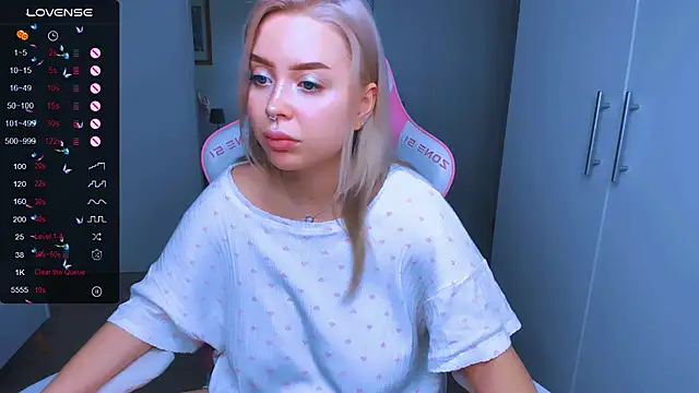 MonaLauu online show from December 2024 01:28:01 PM