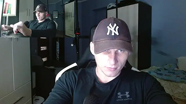 Snapshot of PoliglotJoe chatting on October 2025 02:44:01 AM PoliglotJoe online show from October 2025 02:44:01 AM