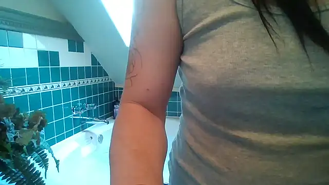 Snapshot of khloebanques chatting on September 2025 10:04:01 PM khloebanques online show from September 2025 10:04:01 PM