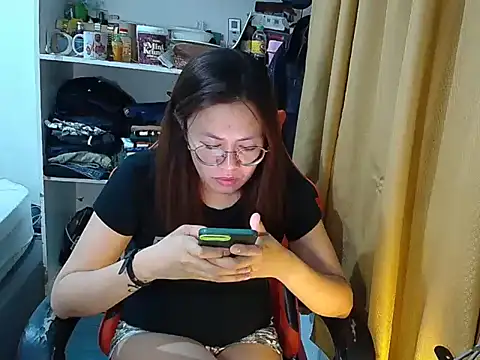 Snapshot of crizzybel chatting on April 2026 04:23:01 PM crizzybel online show from April 2026 04:23:01 PM