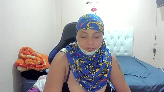 Leylafourniert online show from February 2025 11:30:02 PM