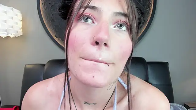 Snapshot of miss_sharlotte18 chatting on March 2025 06:08:02 PM miss sharlotte18 online show from March 2025 06:08:02 PM