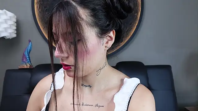 miss sharlotte18 online show from April 2026 06:09:01 PM