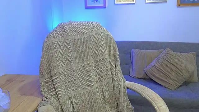 annylouis online show from December 2025 07:09:01 PM