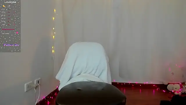 Snapshot of Silvanna-Moree chatting on December 2024 08:37:01 PM Silvanna-Moree online show from December 2024 08:37:01 PM