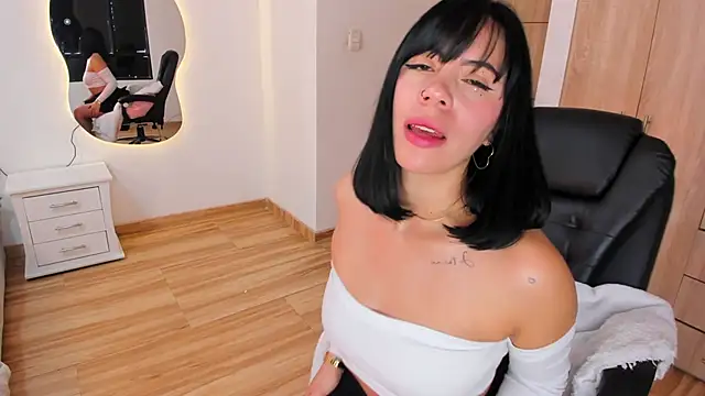 Snapshot of Silvanna-Moree chatting on January 2026 04:34:01 PM Silvanna-Moree online show from January 2026 04:34:01 PM