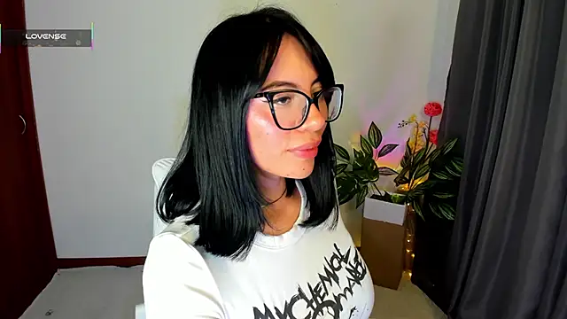 Snapshot of Silvanna-Moree chatting on February 2026 05:09:02 PM Silvanna-Moree online show from February 2026 05:09:02 PM