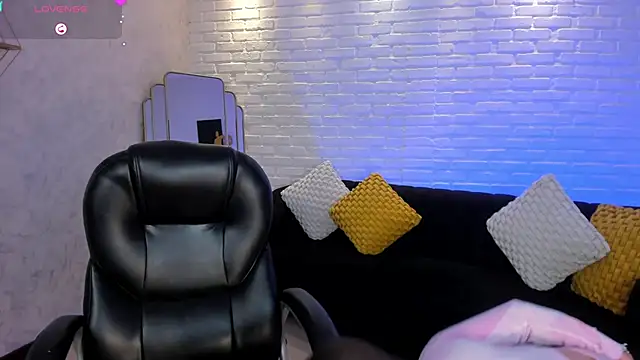 Snapshot of MaryLewis_ chatting on February 2025 06:07:01 PM MaryLewis online show from February 2025 06:07:01 PM