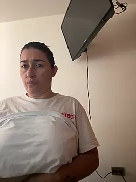 Snapshot of andreaisis2 chatting on April 2026 05:46:02 PM andreaisis2 online show from April 2026 05:46:02 PM