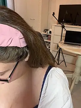 DienkaGreen online show from November 2025 08:37:01 AM