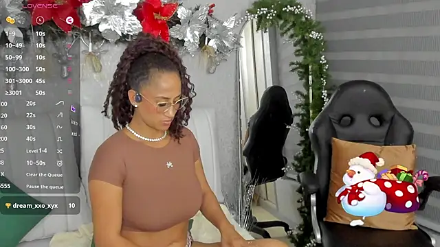 Snapshot of EmmaFerrary chatting on November 2025 12:46:01 AM EmmaFerrary online show from November 2025 12:46:01 AM