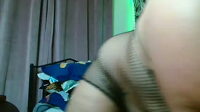 Snapshot of Thichslutxx chatting on September 2025 09:28:02 PM Thichslutxx online show from September 2025 09:28:02 PM