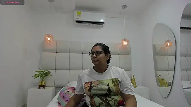 DanielleEvans  online show from October 2025 11:22:01 AM