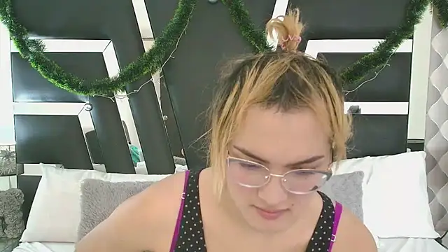 Snapshot of katya_kozlov chatting on January 2025 03:18:02 AM katya kozlov online show from January 2025 03:18:02 AM